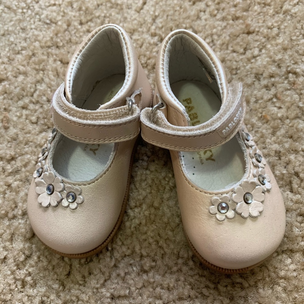 NWOT Pablosky StepEasy gold Mary Janes